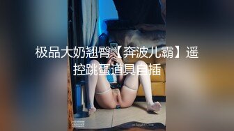 《屎上最强厕拍》坑神逆天作品传统旱厕偸拍超多女人方便各个年龄段都有看点十足有极品B不知道用什么做的掩护盯着镜头也没发现