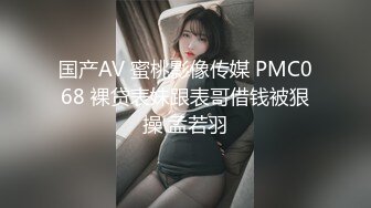 [MP4/ 739M]&nbsp;&nbsp;骚人妻露脸在家被两个大哥玩弄，乖巧的舔弄大鸡巴，让小哥抱在怀里揉奶玩逼，道具抽插