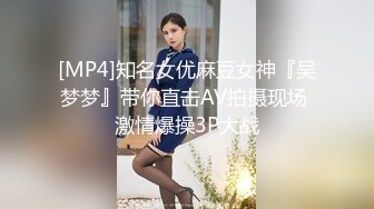 风韵犹存的宝妈，难遇一极品，和人偷情手握鸡巴舔奶，孩子哭了都没人理，看那脸蛋就是风骚！