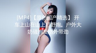 潜入女厕偷拍新来的美女同事