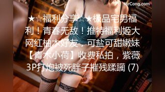 小胖妹卖力的吸吮这，口活见长