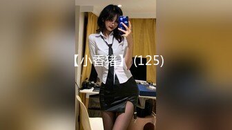 包臀裙露腰套装美女街边秀恩爱被抄底圆点内裤