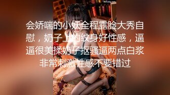 两个超清纯00后嫩妹双女一起秀，短裙黑色网袜大黑牛震穴，坐在浴室地上震动高潮喷水，一起翘屁股掰穴特写