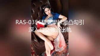 可爱嫩妹【小晶晶】年龄不大超会玩，一身黑衣搔首弄姿，手指扣穴全是水，水晶假屌爆插