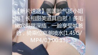 无套后入娇小妹子，大白屁股奶子很软