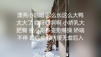 小母狗被主人开发驯化后会爱上调教，骑在抽打身体部分就会让母狗有存在感，打的越用力母狗就会越爽这就是sp的魅力