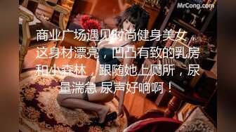 小伙出租屋干漂亮小女友不让录 小伙偷着录的完美露脸