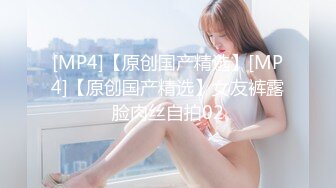 竹林中大战网红脸女神，苗条好身材后入操逼，掰腿侧入，感觉像是女人带了假道具