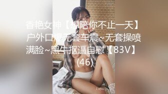 骚逼少妇跟渣男玩3P，躺在床上被肆意蹂躏，上面被草嘴下面被渣男用跳弹玩逼，压在身下爆草抽插全射逼毛上了