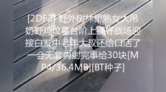 精彩4P，小哥享受两个骚逼的服务，一个舔鸡巴一个舔乳头，揉奶玩逼激情上位放肆抽插，还有大哥拿道具捅骚穴