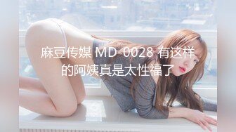 2020新跟拍！便秘的眼镜妹！用力拉屎把阴道口都撑开了