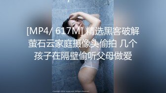 画室的清纯学妹，等待她去上厕所一饱眼福，下面也是如此地纯洁得体，尿完时阴唇一张一合地蠕动 太迷人了！