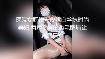 一個非常有味道的女人露臉從床下玩到床上，淫聲浪語不斷勾引道具玩弄水多的騷逼，表情騷浪喊著老公你好壞