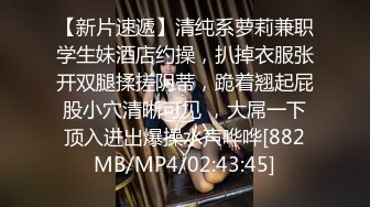 清純天真爛漫眼鏡文藝女婊，墻上掛著自己藝術寫真照，很反差