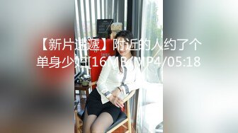 路边沟厕上帝视角偷拍爱玩手机的靓妹憋尿狂喷长长的白带从BB里流出