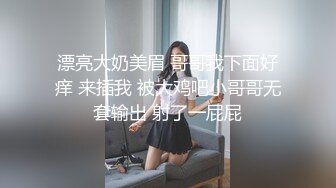 眼镜黑丝少妇 屁眼塞跳蛋 骚逼振动棒伺候 水狂喷 会不会虚脱啊