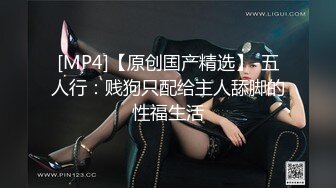 童颜巨乳骚母狗全程露脸陪狼友发骚，让小哥滴蜡道奶子和逼逼上好刺激