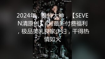 办公室里的闷骚姐姐，颜值不错气质很棒，上着班跟狼友互动撩骚，褪下丝袜漏出骚穴玩跳蛋，揉捏骚奶子真刺激