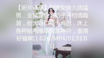 极品媚黑婊 十个眼睛九个骚，还有一个媚黑婊，眼镜妹骑在尼哥身上，握着黑吊插入小穴内一阵狂曳