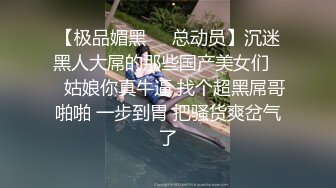 用金钱征服的女神，拉去开房跪舔大鸡巴，小手肌肤还挺白嫩的，怎么就会崇拜钱了呢！