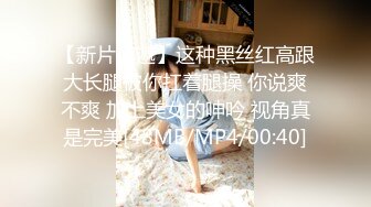 丰乳肥臀大奶妹，超短裙一把抱住揉奶子，镜头前深喉插嘴