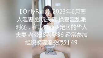 化妆品尿尿都排成了长龙，小美女着急的脚步 憋得好辛苦呀，终于轮到她了 看着她美穴流出哗啦啦淫水！